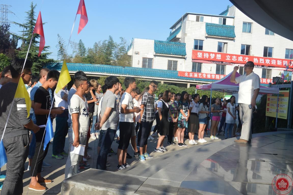 因为我们都年轻，每个人都有神圣的梦