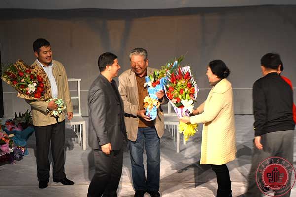 我院首任院长梁伯龙教授收山之作成功上演