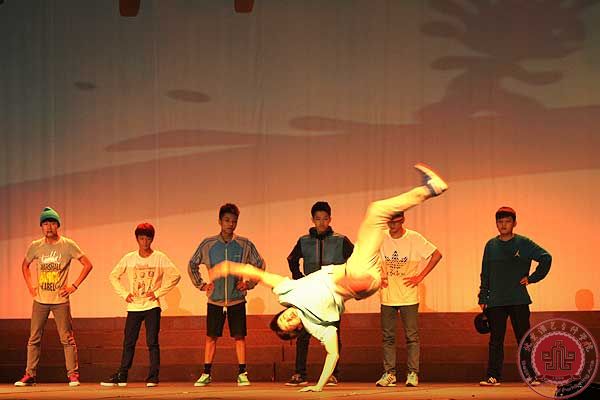 我院2013-2014学年开学典礼暨教师节庆祝大会隆重举行