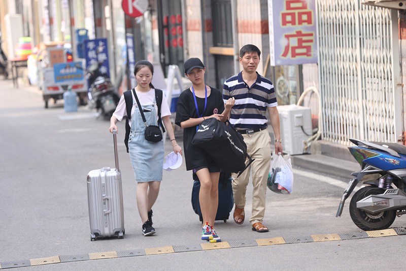 终于等到你:直击2018级第一批新生报到现场 终于等到你:直击2018级第一批新生报到现场