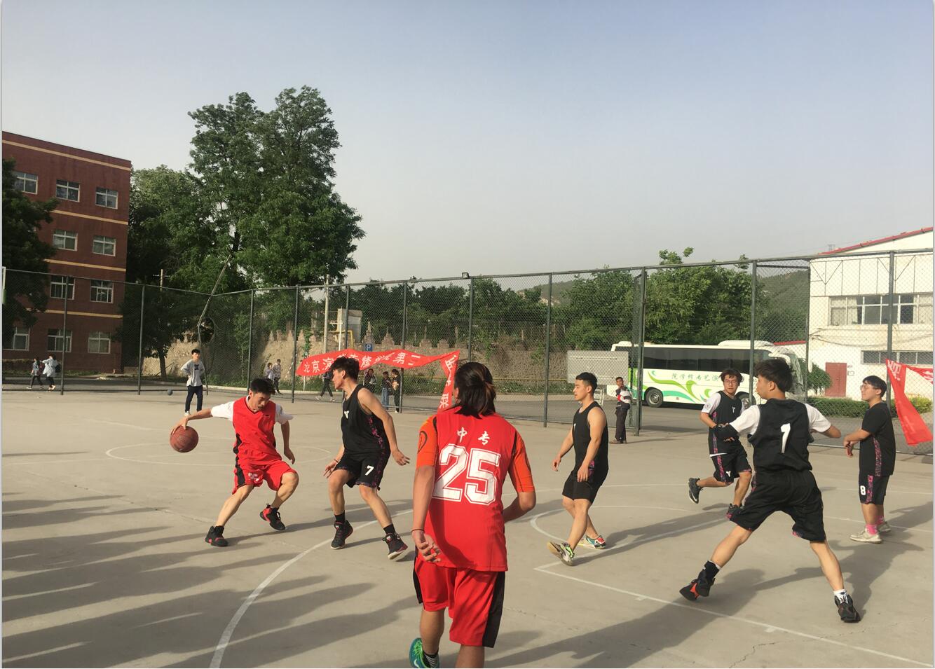 篮球比赛展风采,中专学子然激情 篮球比赛展风采,中专学子然激情