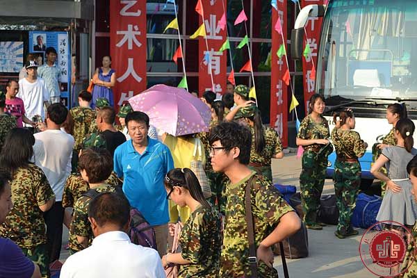 我院新生开始报到入学