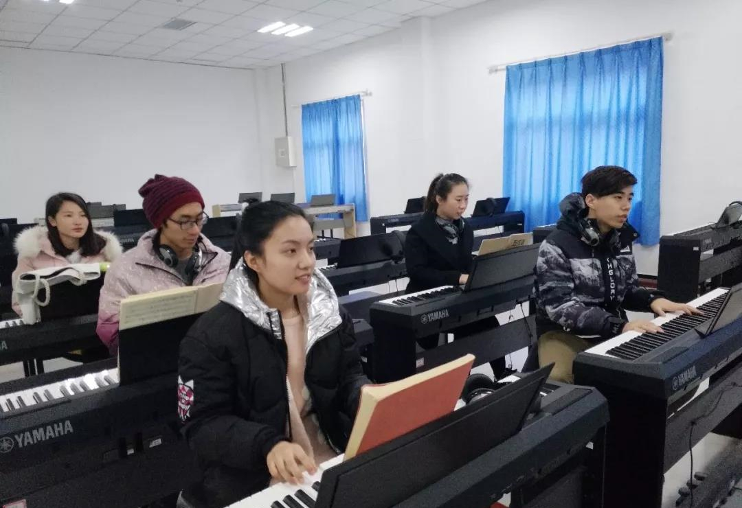 朝气蓬勃 不断进步 新学期 新目标 朝气蓬勃 不断进步 新学期 新目标