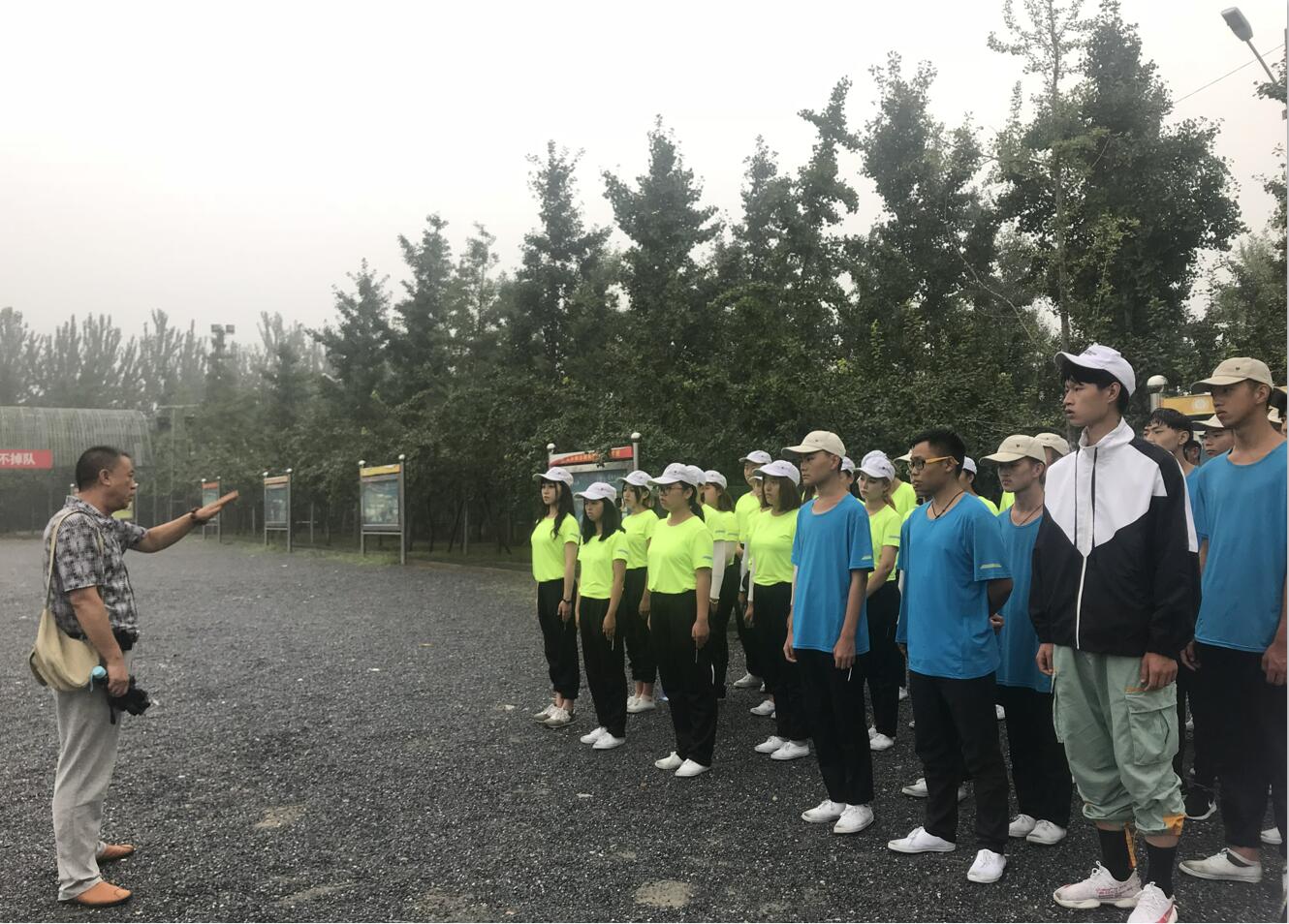 北京演艺专修学院领导及各系主任前往军训基地看望慰问新生 北京演艺专修学院领导及各系主任前往军训基地看望慰问新生