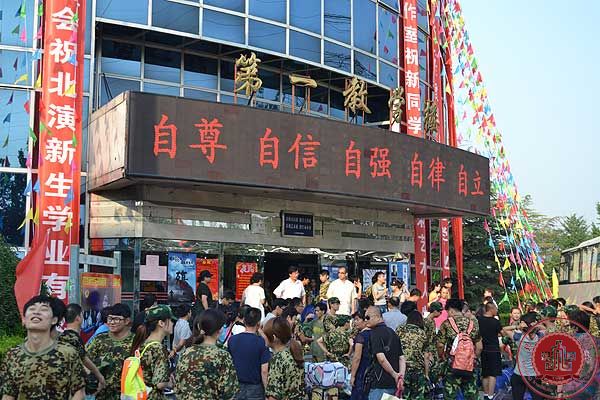 我院新生开始报到入学