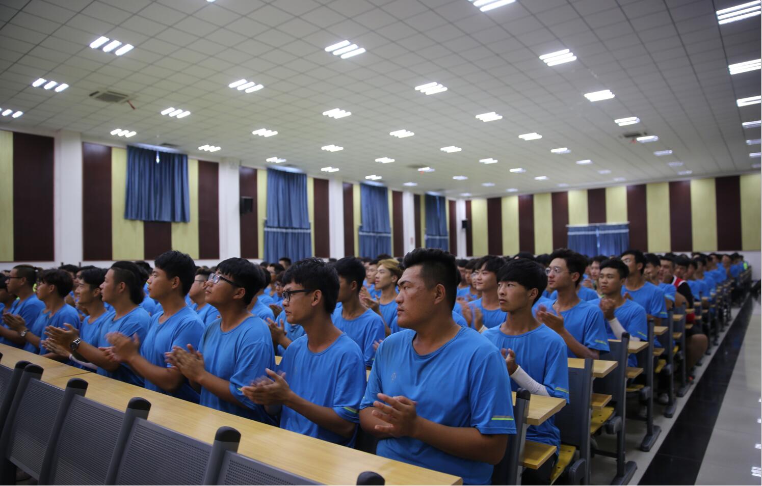 梁伯龙教授前往2018级新生军训基地进行讲座 梁伯龙教授前往2018级新生军训基地进行讲座