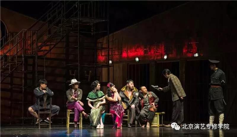 我院文化产业管理系毕业生庄毅参演易中天首部话剧《模范监狱》 我院文化产业管理系毕业生庄毅参演易中天首部话剧《模范监狱》