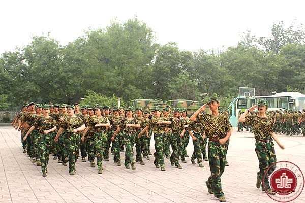 我院2013级新生军训闭营仪式圆满结束 我院2013级新生军训闭营仪式圆满结束
