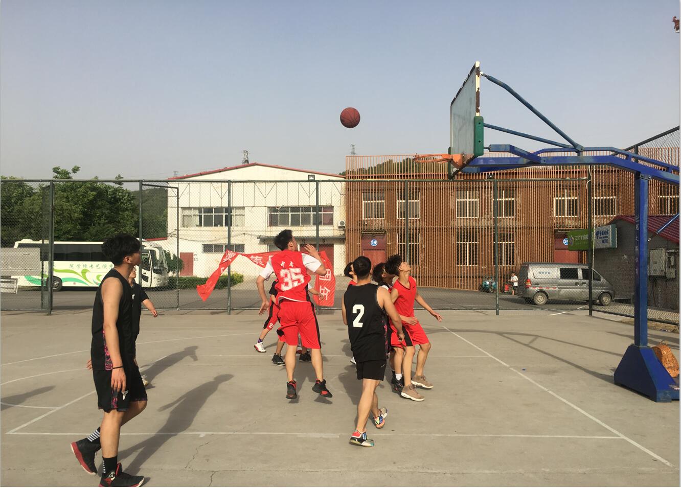 篮球比赛展风采,中专学子然激情 篮球比赛展风采,中专学子然激情