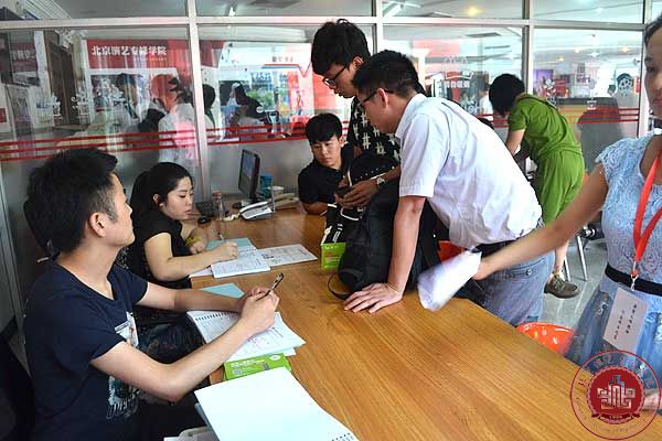 北京演艺专修学院喜迎新生报到