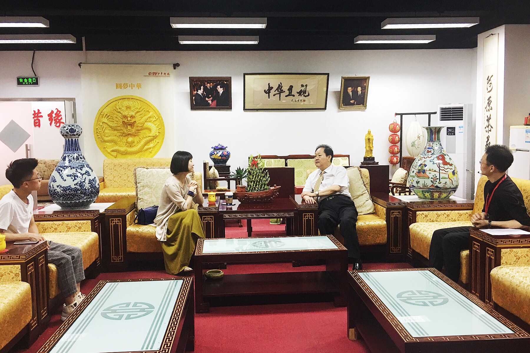 中华卫视黄阿原主席接见我院“精英杯“主持人大赛12强选手 中华卫视黄阿原主席接见我院“精英杯“主持人大赛12强选手