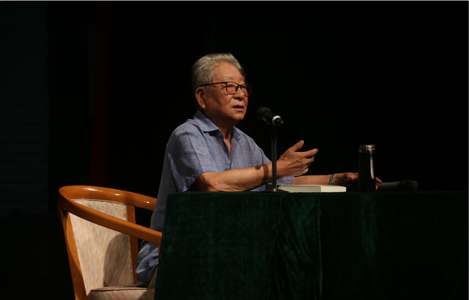 梁伯龙教授为表演系新生讲授开学第一课