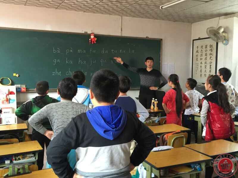 北京演艺专修学院新学期“红烛行动”正式开课