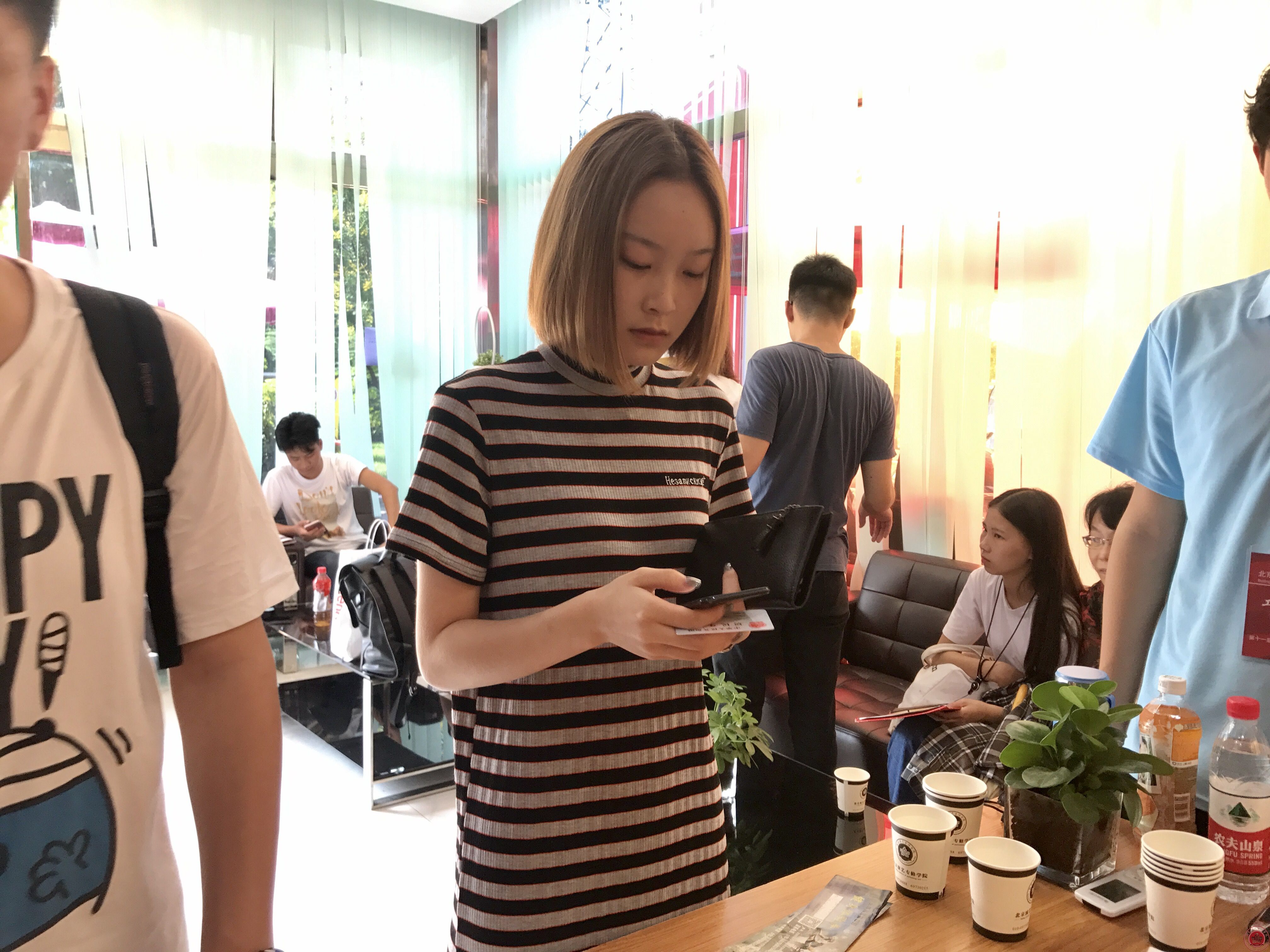 又是一年开学季，北京演艺专修学院新生报到美女帅哥如云