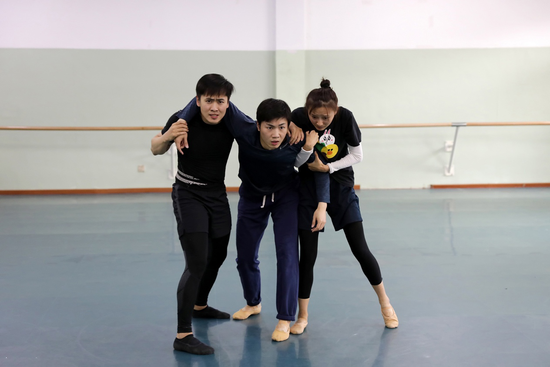 网易娱乐频道报道:舞剧《金蝉塑与糖人宝》 网易娱乐频道报道:舞剧《金蝉塑与糖人宝》