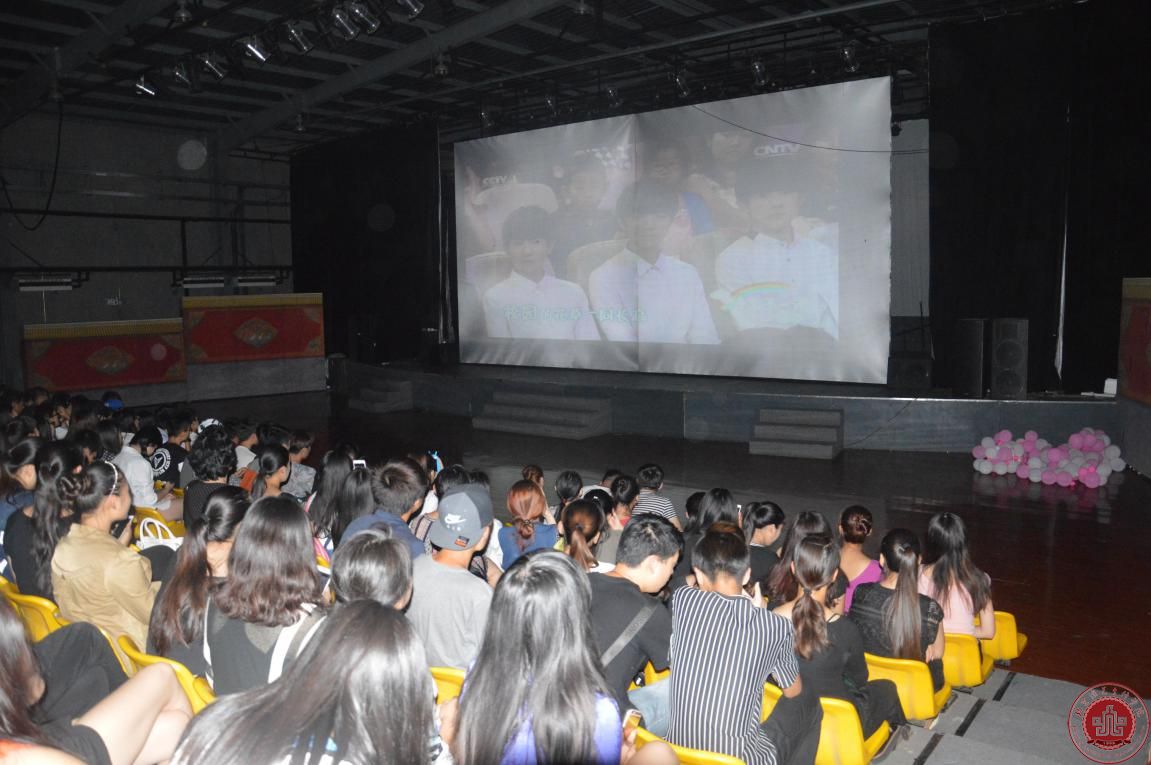 2015级新生观看《开学第一课 》 