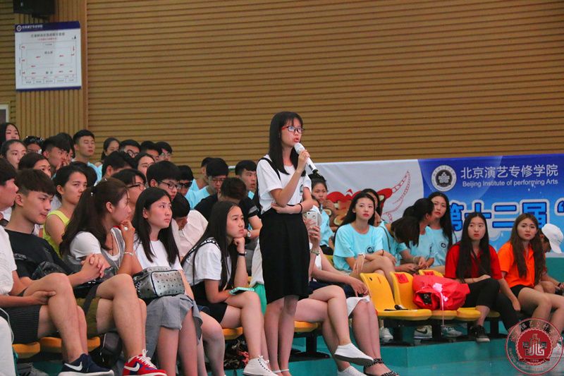 著名导演张纪中为北京演艺专修学院校园文化石揭幕 著名导演张纪中为北京演艺专修学院校园文化石揭幕