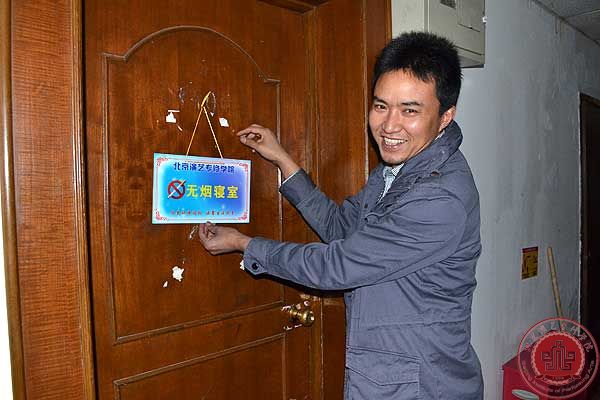 学院领导为三月“星级寝室”挂牌 学院领导为三月“星级寝室”挂牌