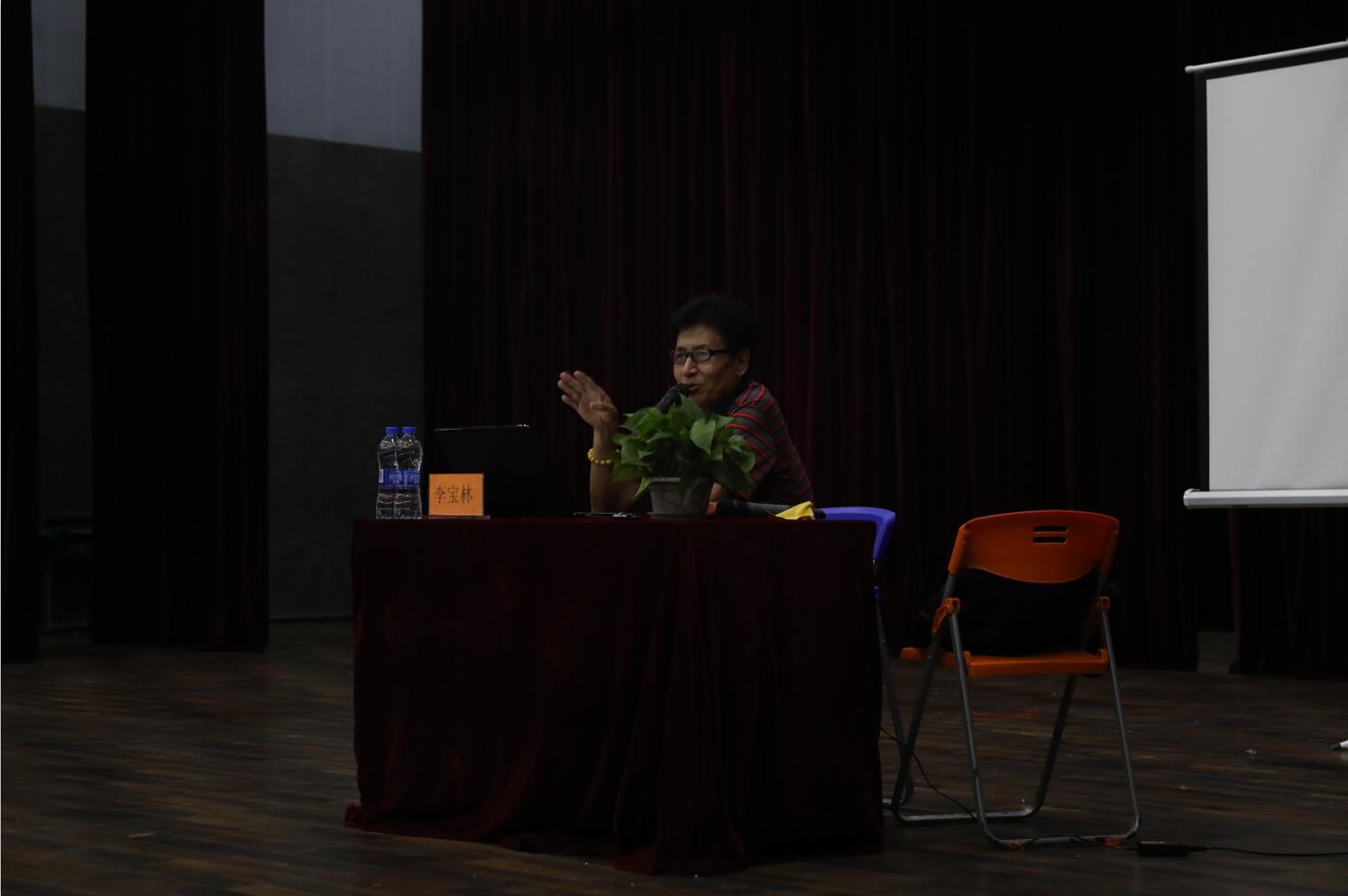 八一电影制片厂高级编剧李宝林到北京演艺专修学院举办讲 八一电影制片厂高级编剧李宝林到北京演艺专修学院举办讲