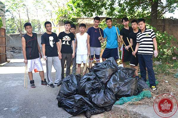 清扫垃圾,净化校园 清扫垃圾,净化校园