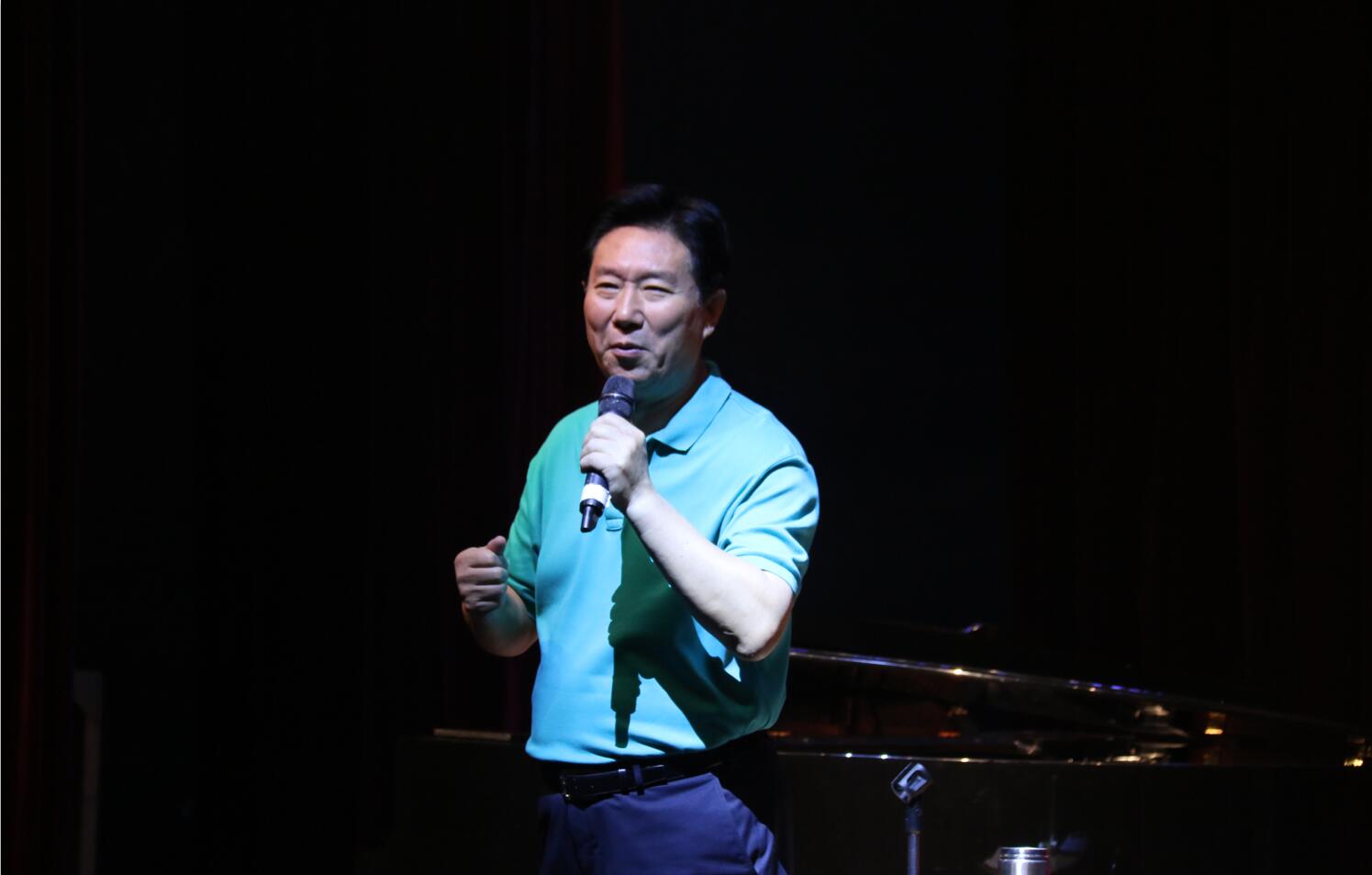 著名男高音歌唱家孙毅老师莅临我院 著名男高音歌唱家孙毅老师莅临我院