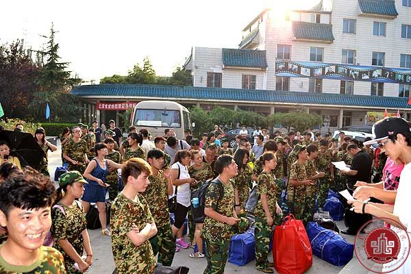 我院新生开始报到入学