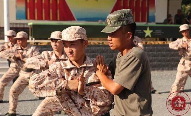 校领导看望慰问2017级军训师生 校领导看望慰问2017级军训师生