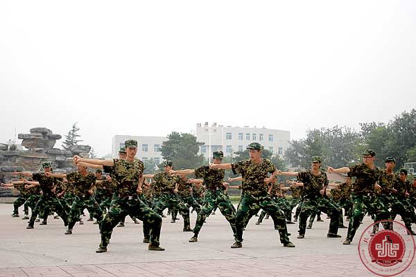 我院2013级新生军训闭营仪式圆满结束 我院2013级新生军训闭营仪式圆满结束