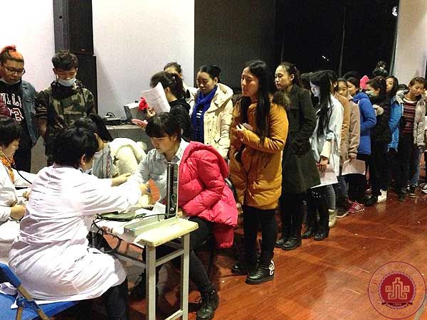 学生处组织2014级新生进行健康体检