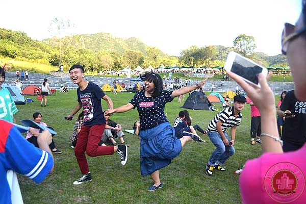 我院2013级新生应邀参加“长城森林艺术节”