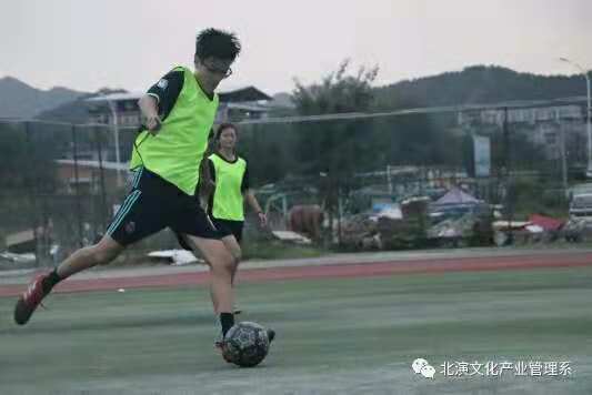 挥洒汗水 促进情感 挥洒汗水 促进情感