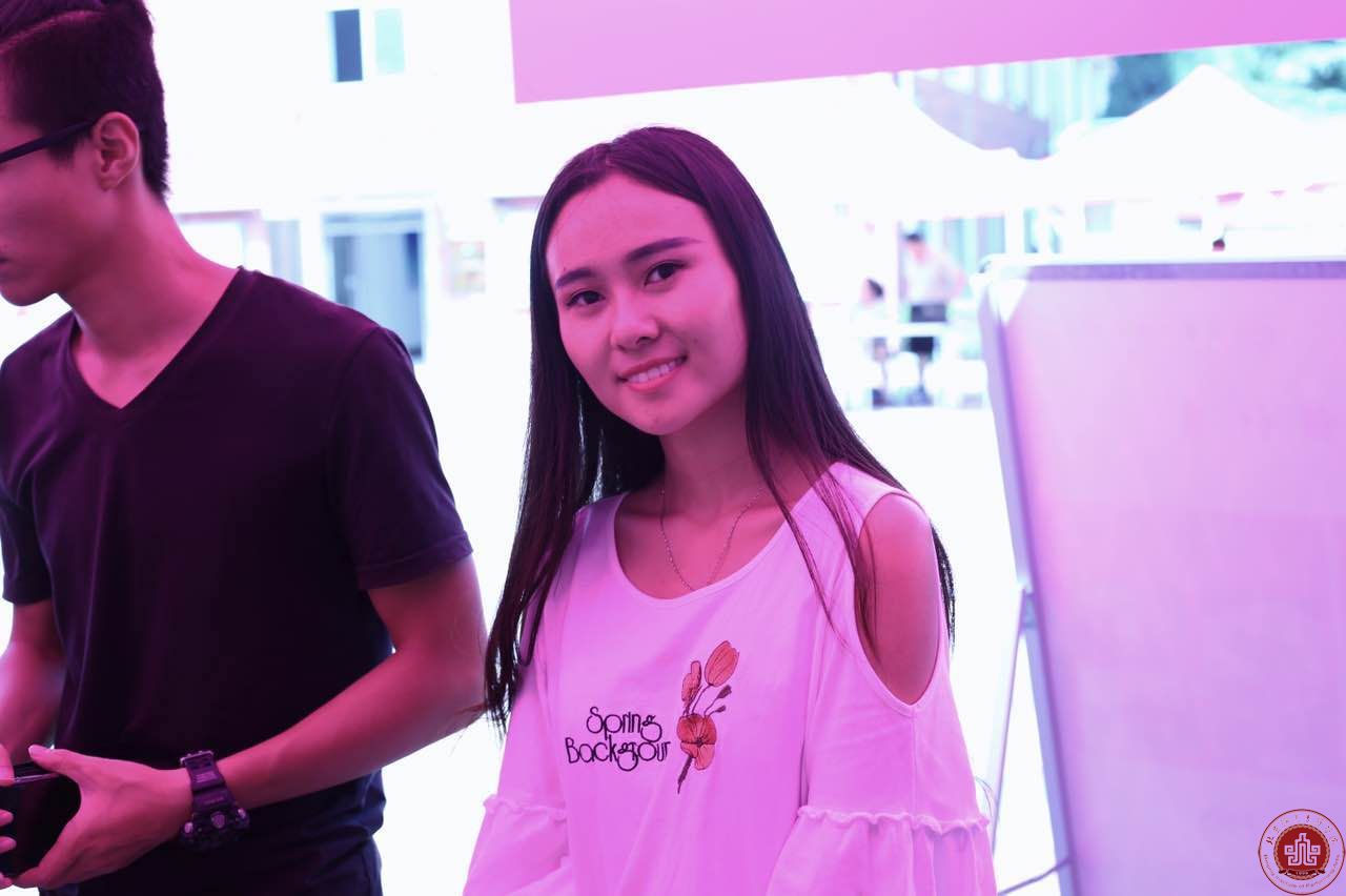 又是一年开学季，北京演艺专修学院新生报到美女帅哥如云