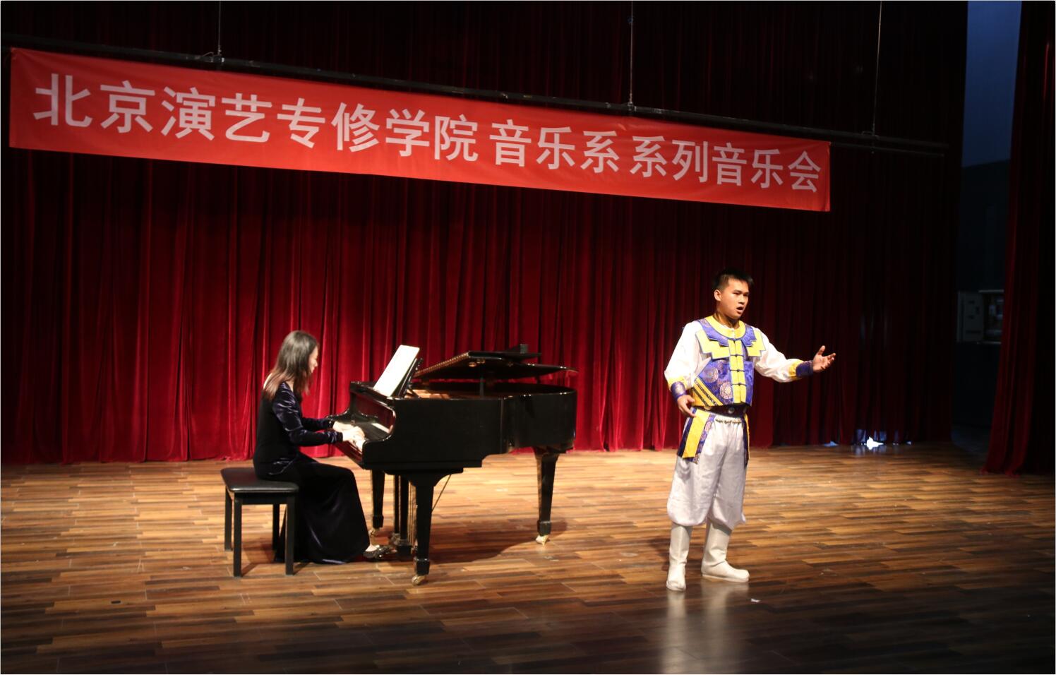 音乐系梁展初老师声乐班毕业音乐会成功举办 音乐系梁展初老师声乐班毕业音乐会成功举办