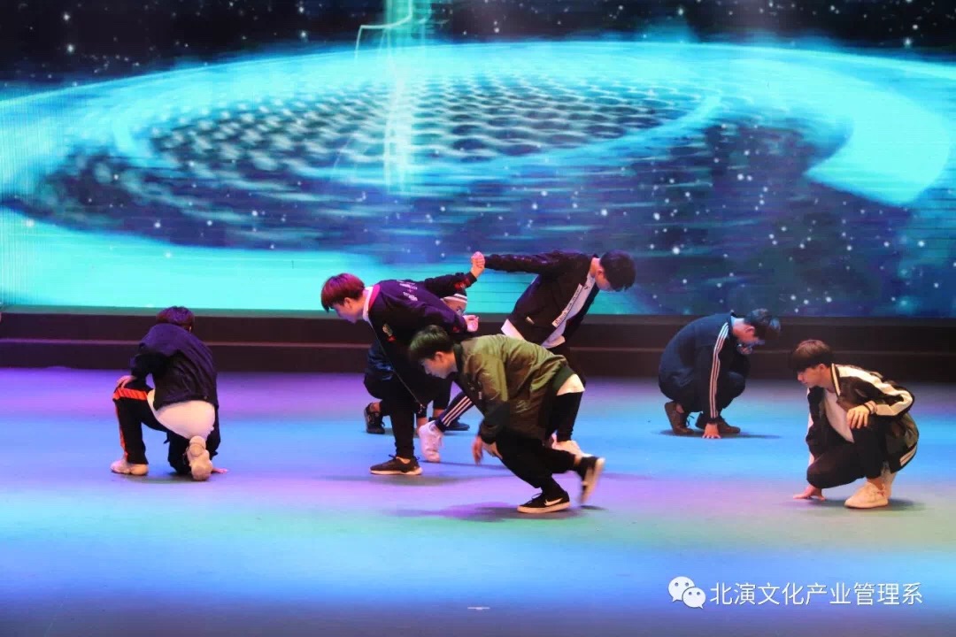 挥手别校园 扬头向前方 挥手别校园 扬头向前方