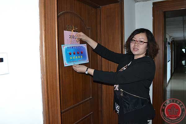 学院领导为三月“星级寝室”挂牌 学院领导为三月“星级寝室”挂牌