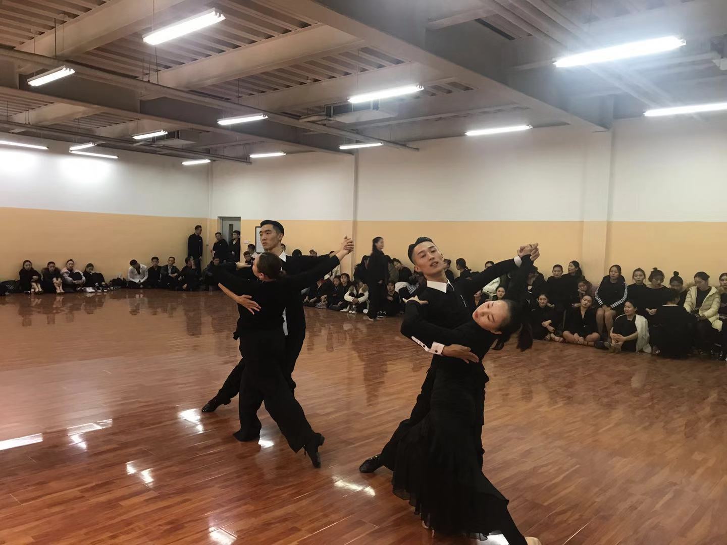 北京演艺专修学院舞蹈系国标舞专业举行模拟赛 北京演艺专修学院舞蹈系国标舞专业举行模拟赛