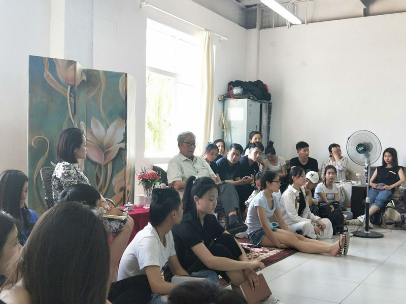 梁伯龙教授走进16级学生表演课堂为学生授课 梁伯龙教授走进16级学生表演课堂为学生授课