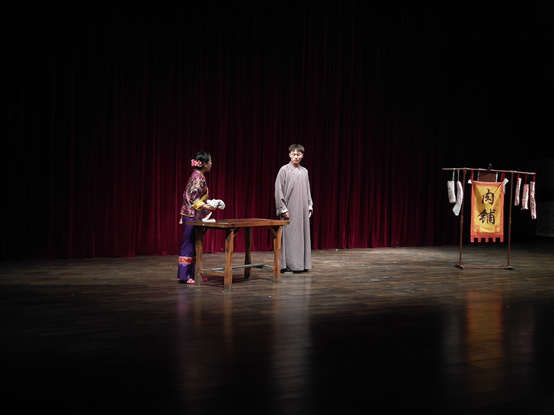 表演系16级6、8班学生在实验剧场举行台词汇报演出 表演系16级6、8班学生在实验剧场举行台词汇报演出