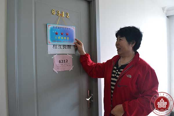 学院领导为三月“星级寝室”挂牌 学院领导为三月“星级寝室”挂牌