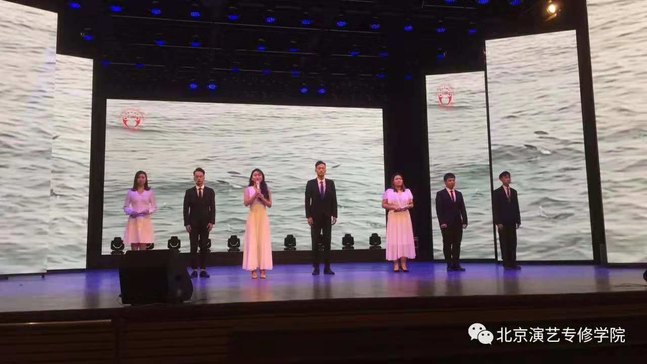 文化产业管理系举办“红纽扣”精神红色经典晚会