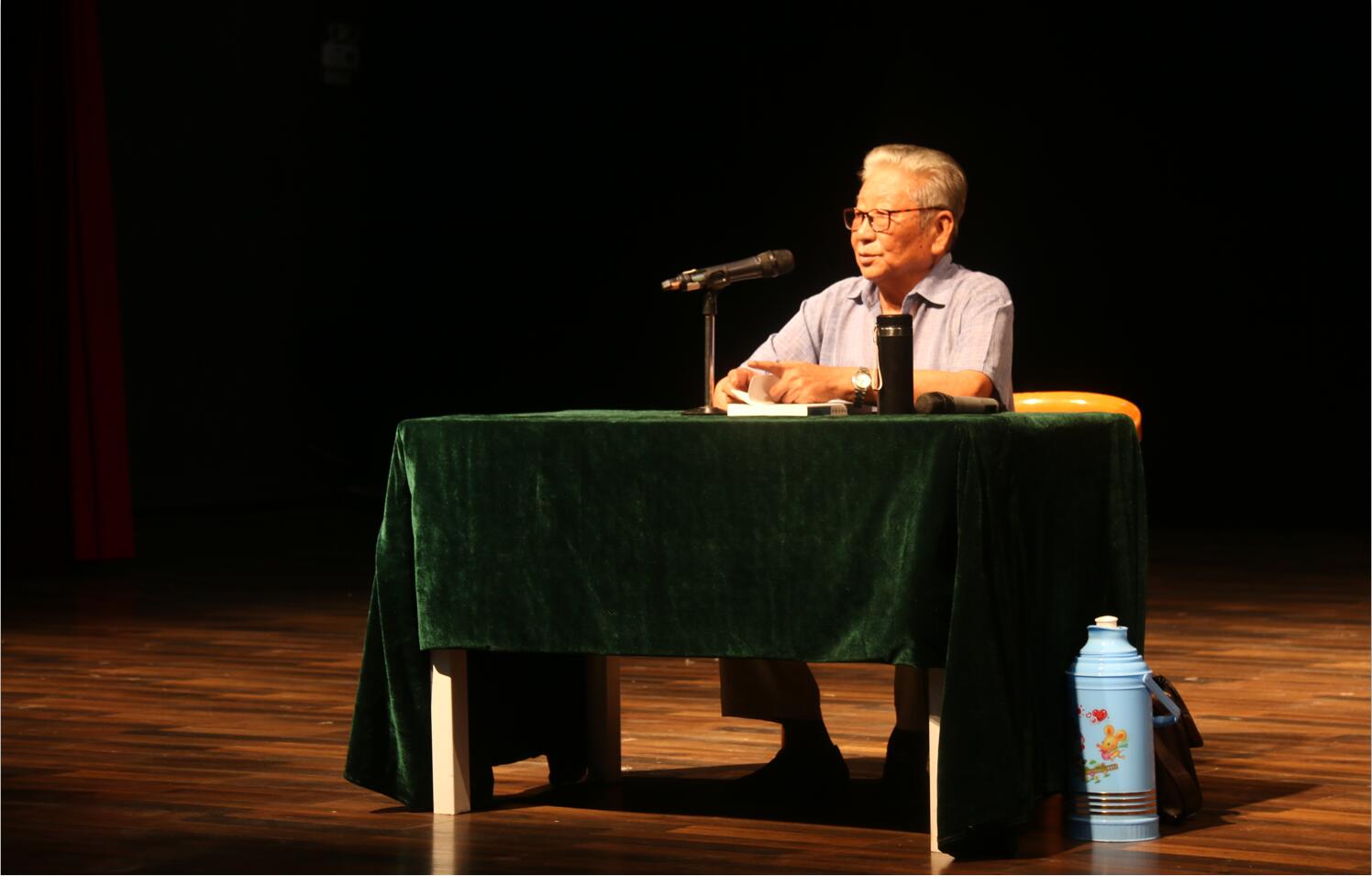 梁伯龙教授为表演系新生讲授开学第一课