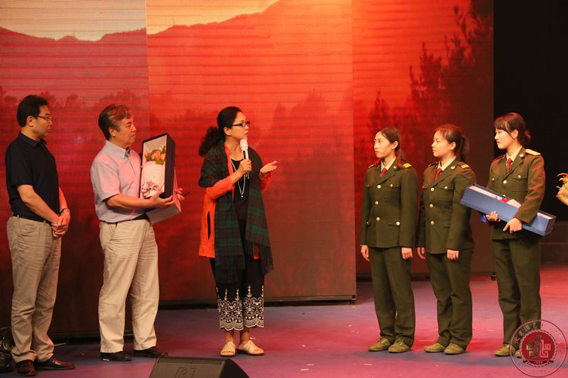 表演系14级大戏《女兵连来了个男家属》在北演剧场隆重上演