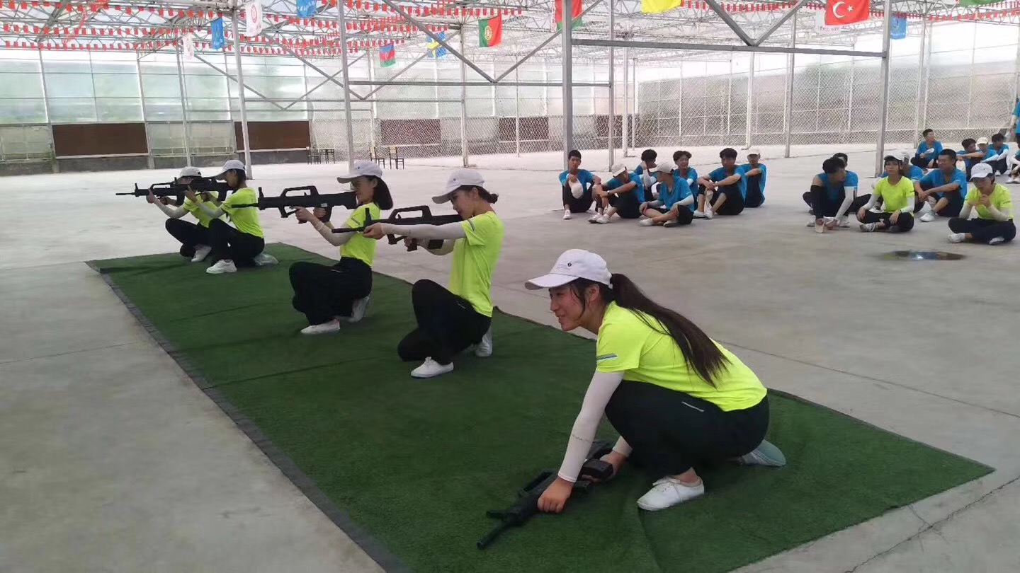 北京演艺专修学院女大学生军训展巾帼霸气 北京演艺专修学院女大学生军训展巾帼霸气