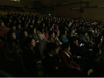 毕业大戏《黄土谣》第四场，观众热情依然不减