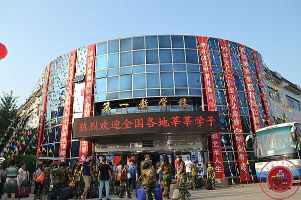 我院新生开始报到入学