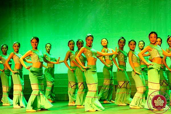 我院2013-2014学年开学典礼暨教师节庆祝大会隆重举行