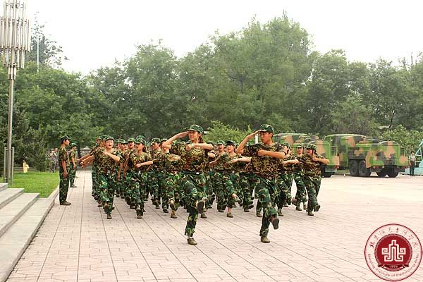 我院2013级新生军训闭营仪式圆满结束 我院2013级新生军训闭营仪式圆满结束