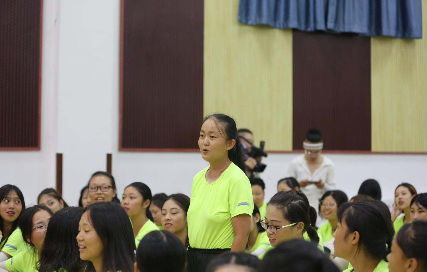 梁伯龙教授前往2018级新生军训基地进行讲座 梁伯龙教授前往2018级新生军训基地进行讲座