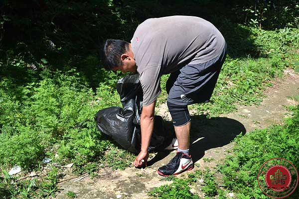清扫垃圾,净化校园 清扫垃圾,净化校园