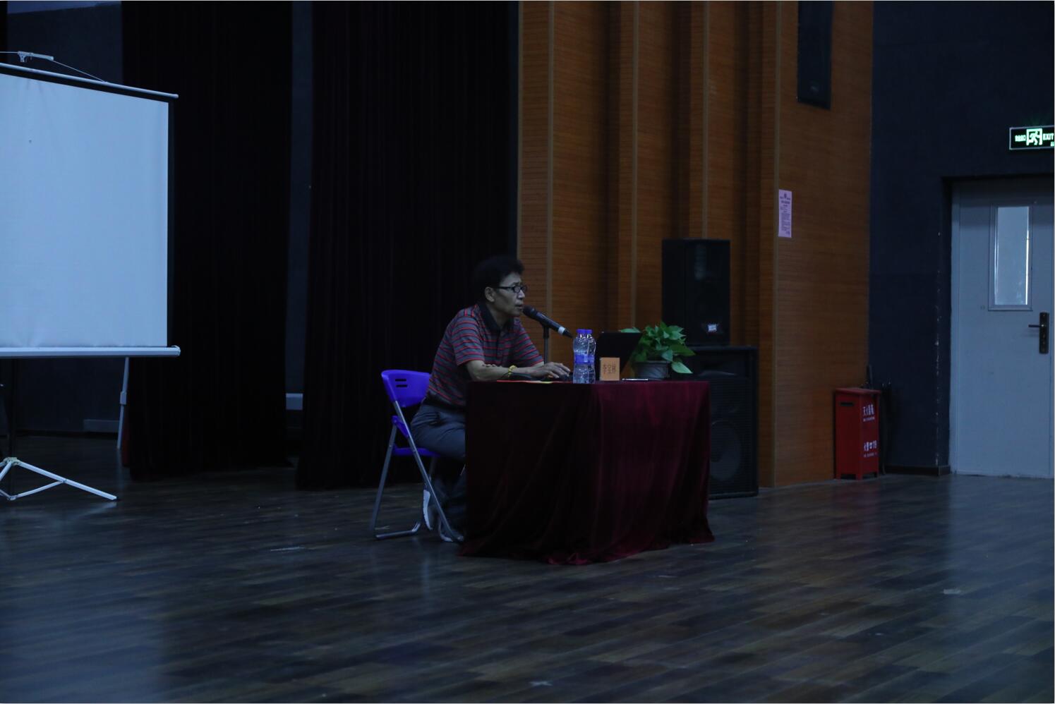 八一电影制片厂高级编剧李宝林到北京演艺专修学院举办讲 八一电影制片厂高级编剧李宝林到北京演艺专修学院举办讲